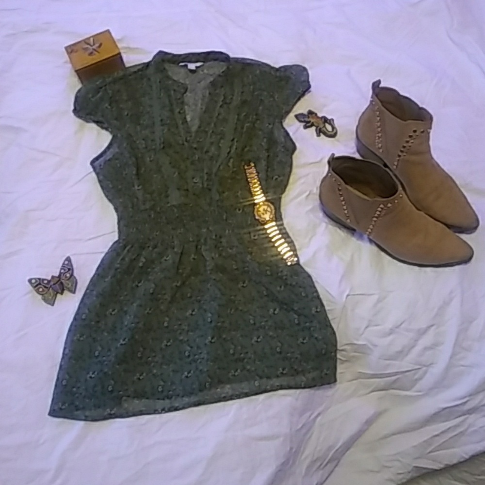 Cute 🌻floral 💚green shirt.